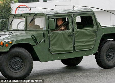 Arnold-Schwarzenegger-in-hybrid-Hummer.jpg