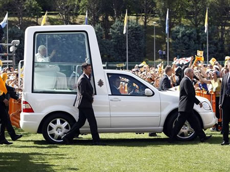 Mercedes-Benz-Pope-mobile.jpg