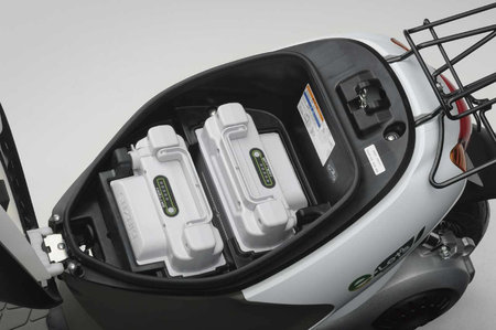 Suzuki-electricity-powered-e-Let’s-scooters-4.jpg